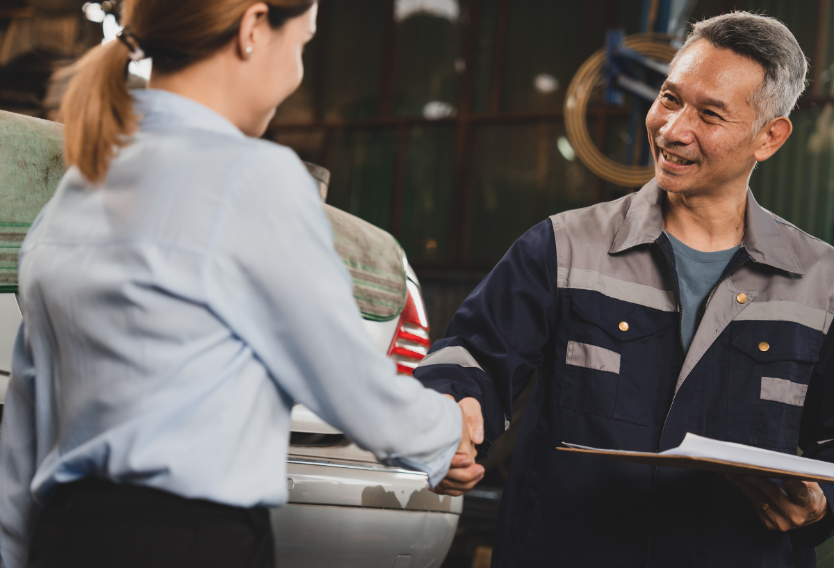 2 people shaking hands